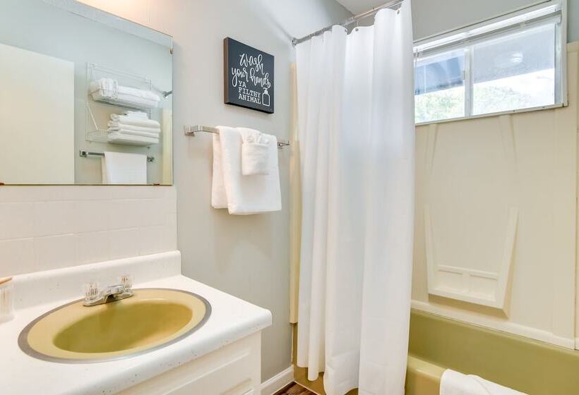 Kimberling City Oasis: Boat Slip, Kayaks & More!