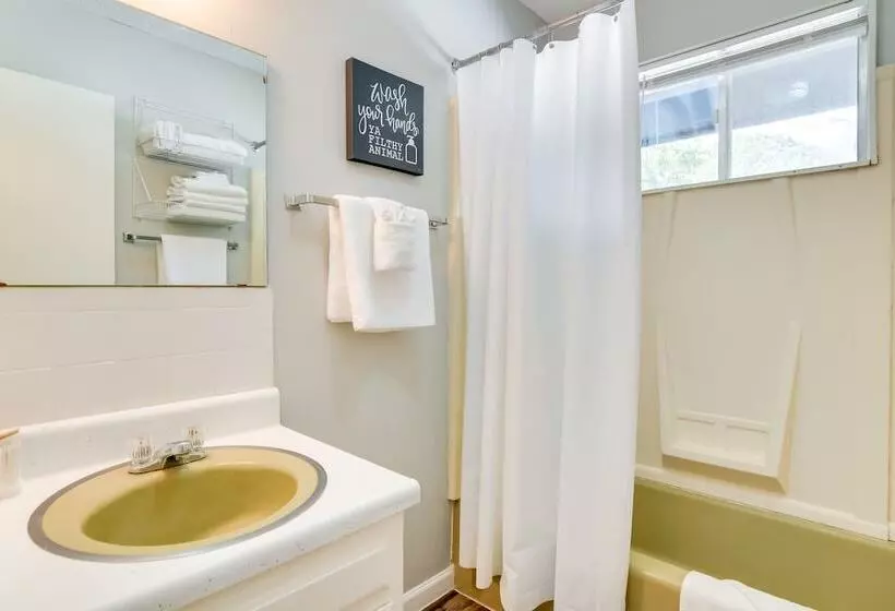 Kimberling City Oasis: Boat Slip, Kayaks & More!