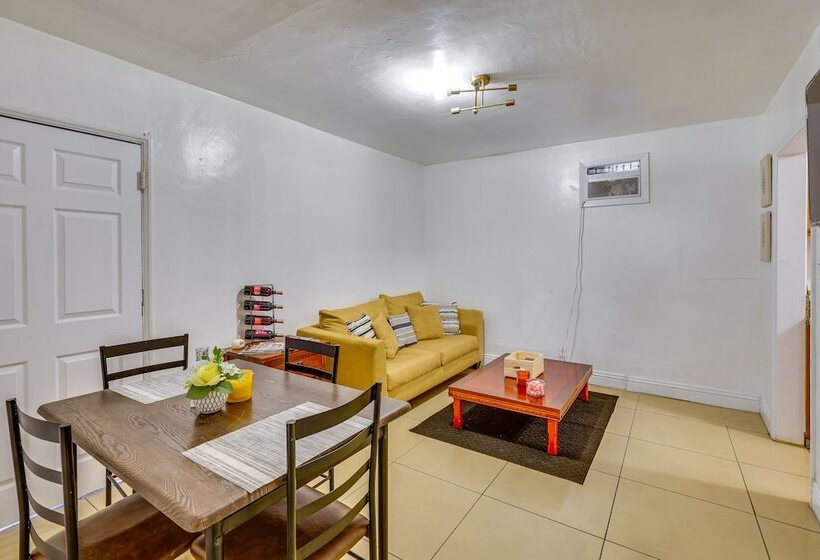 Los Angeles Vacation Rental: 9 Mi To Downtown!