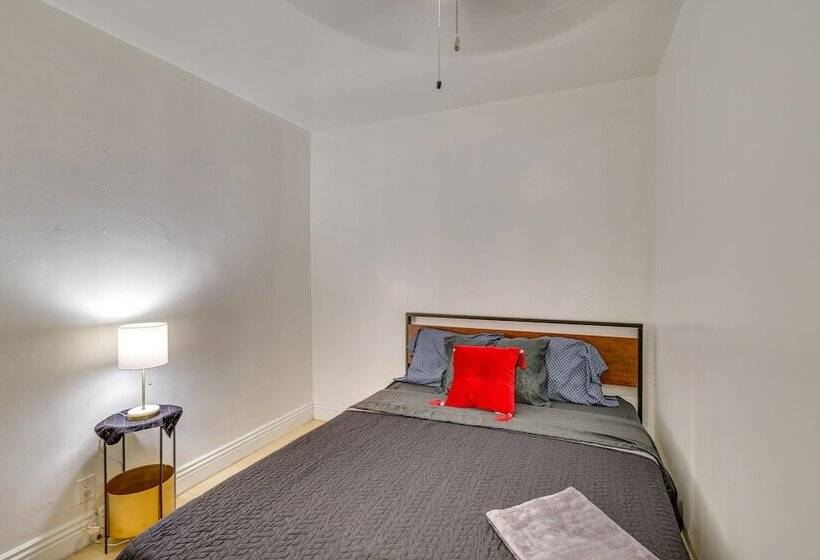 Los Angeles Vacation Rental: 9 Mi To Downtown!