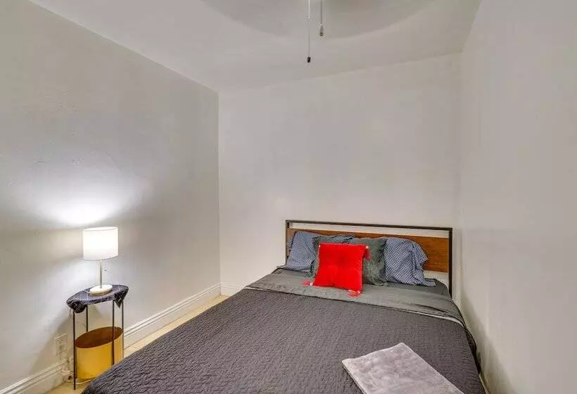 Los Angeles Vacation Rental: 9 Mi To Downtown!