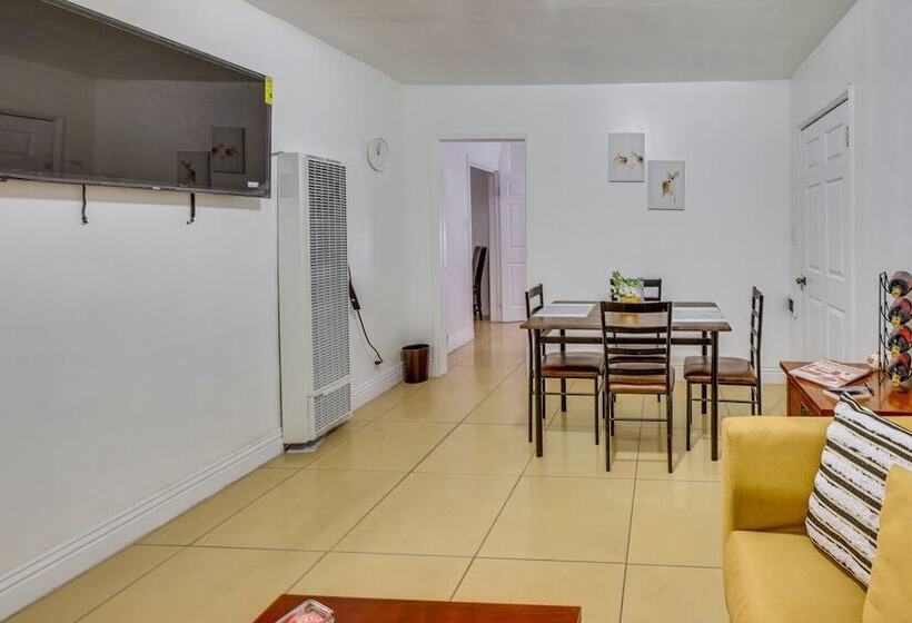 Los Angeles Vacation Rental: 9 Mi To Downtown!