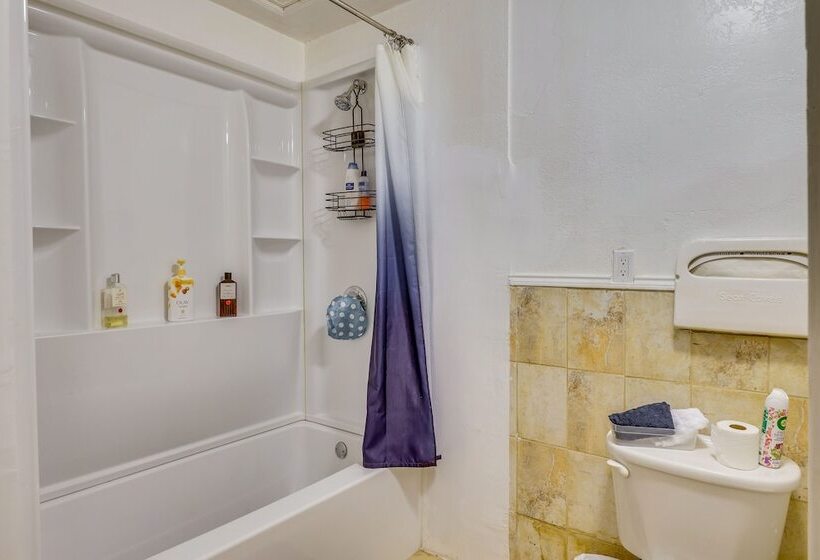 Los Angeles Vacation Rental: 9 Mi To Downtown!