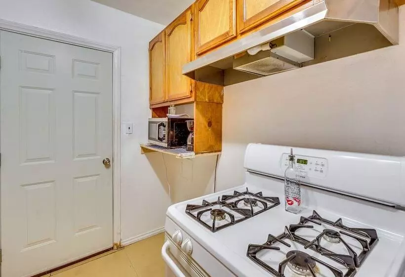 Los Angeles Vacation Rental: 9 Mi To Downtown!