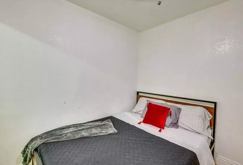 Los Angeles Vacation Rental: 9 Mi To Downtown!