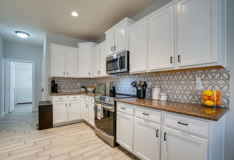 Luxe Surprise Home: Pool, Putting Green & Hot Tub!