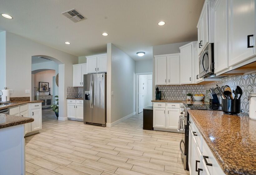 Luxe Surprise Home: Pool, Putting Green & Hot Tub!