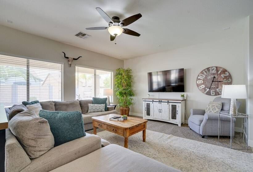 Luxe Surprise Home: Pool, Putting Green & Hot Tub!