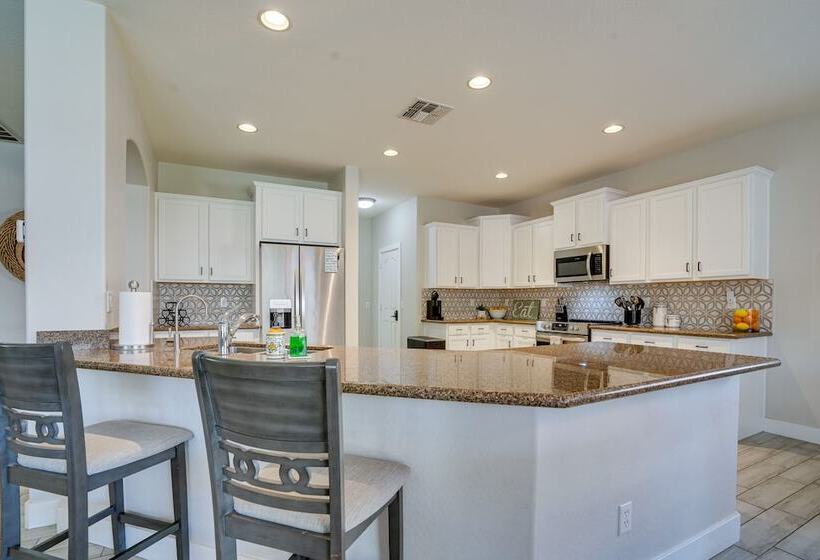 Luxe Surprise Home: Pool, Putting Green & Hot Tub!