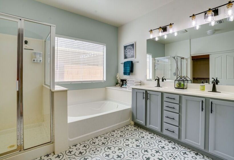 Luxe Surprise Home: Pool, Putting Green & Hot Tub!