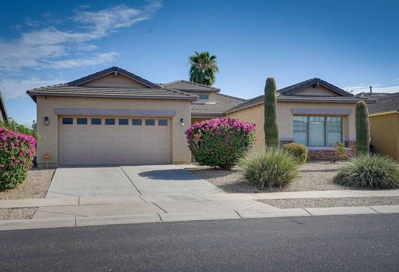 Luxe Surprise Home: Pool, Putting Green & Hot Tub!
