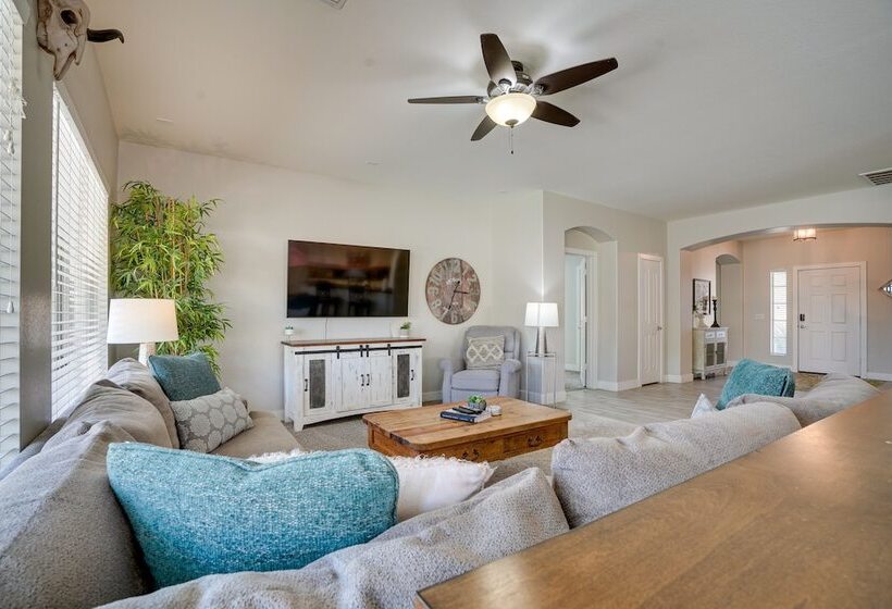 Luxe Surprise Home: Pool, Putting Green & Hot Tub!