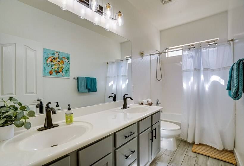 Luxe Surprise Home: Pool, Putting Green & Hot Tub!