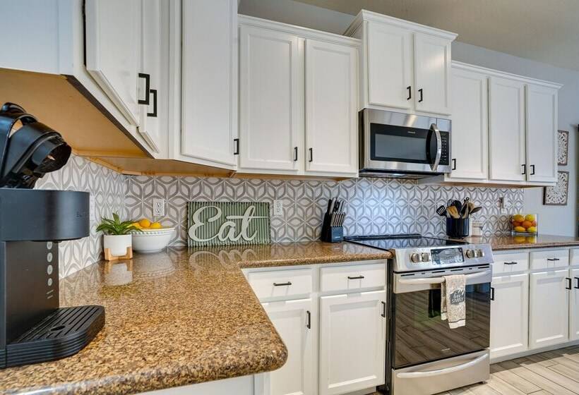 Luxe Surprise Home: Pool, Putting Green & Hot Tub!