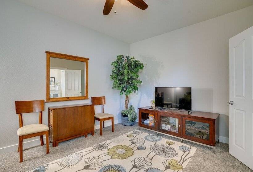 Luxe Surprise Home: Pool, Putting Green & Hot Tub!