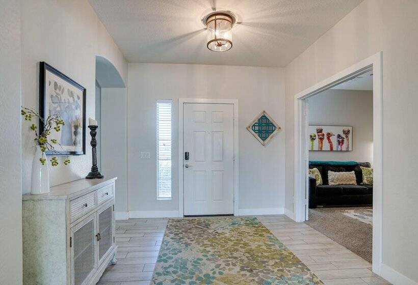 Luxe Surprise Home: Pool, Putting Green & Hot Tub!