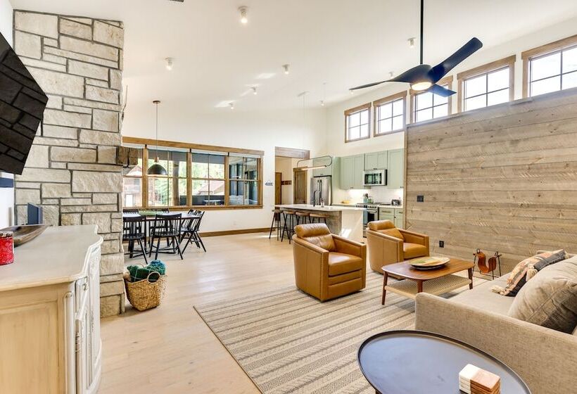 Mountain Views: Luxurious Grand Lake Escape!