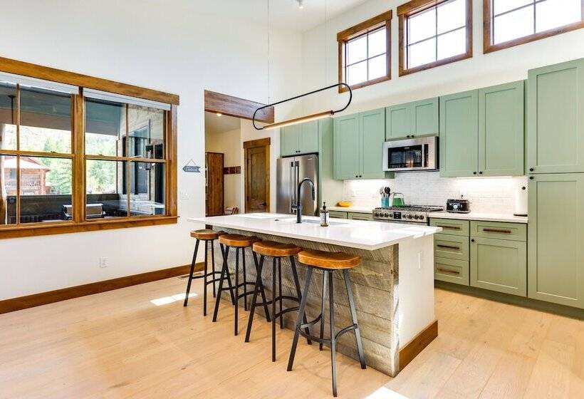 Mountain Views: Luxurious Grand Lake Escape!