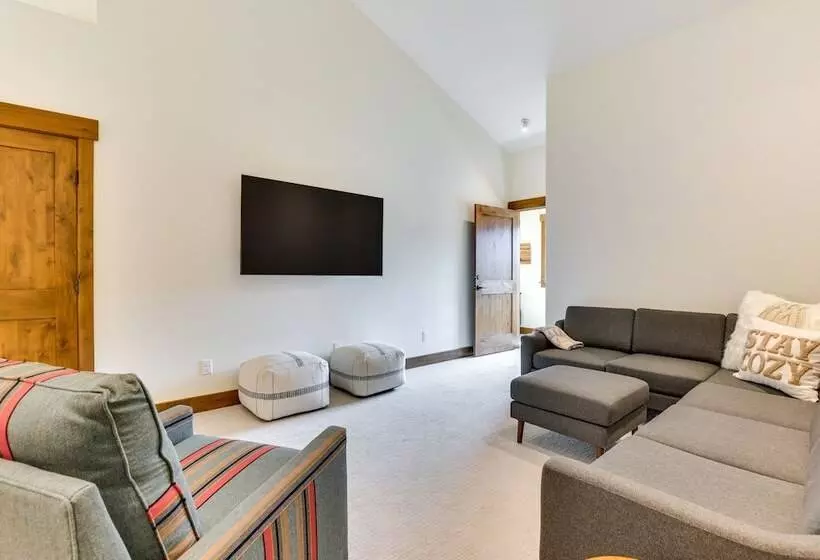 Mountain Views: Luxurious Grand Lake Escape!