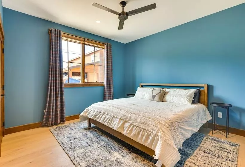 Mountain Views: Luxurious Grand Lake Escape!