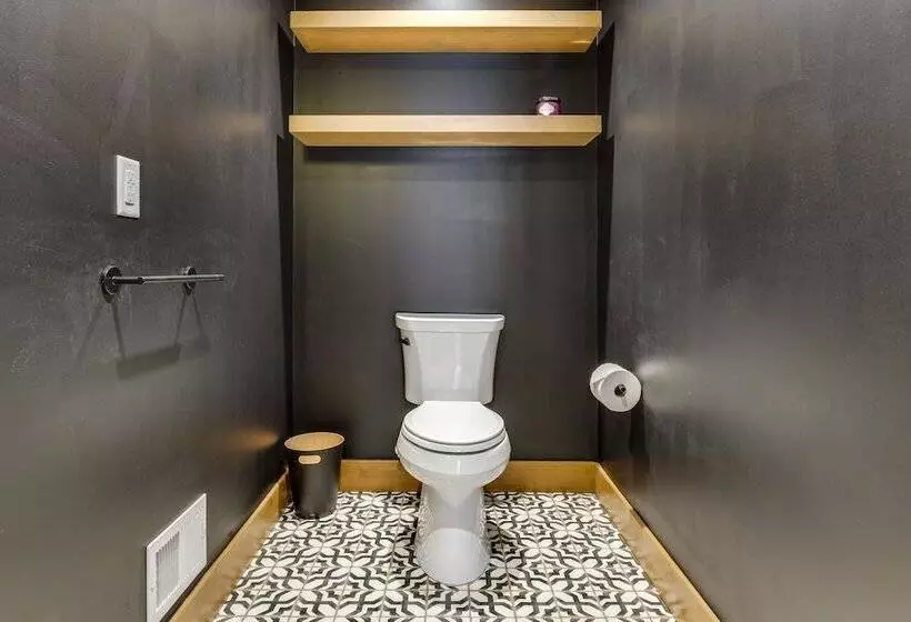 Mountain Views: Luxurious Grand Lake Escape!