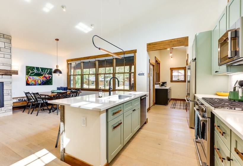 Mountain Views: Luxurious Grand Lake Escape!