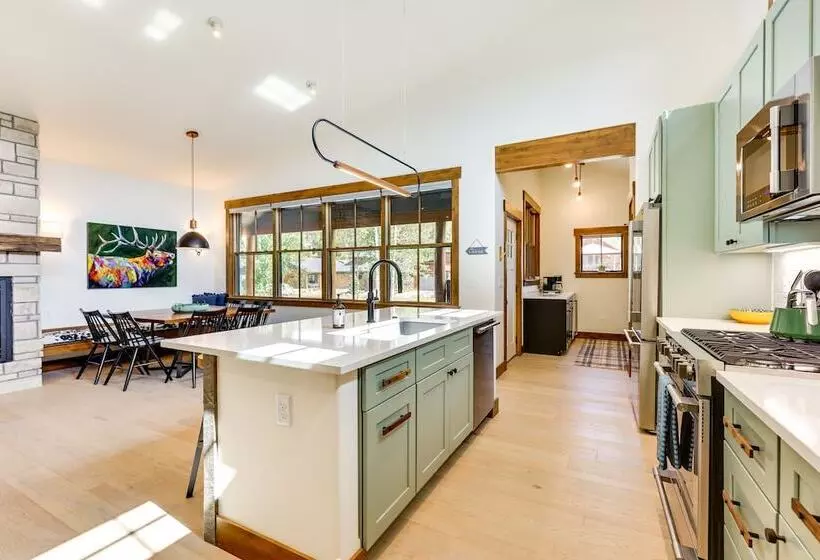 Mountain Views: Luxurious Grand Lake Escape!