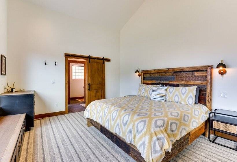 Mountain Views: Luxurious Grand Lake Escape!