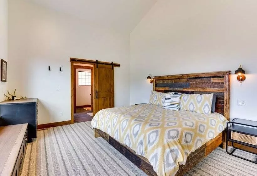 Mountain Views: Luxurious Grand Lake Escape!