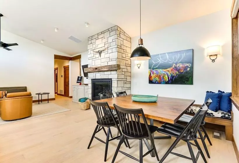 Mountain Views: Luxurious Grand Lake Escape!