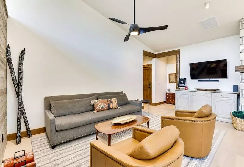 Mountain Views: Luxurious Grand Lake Escape!