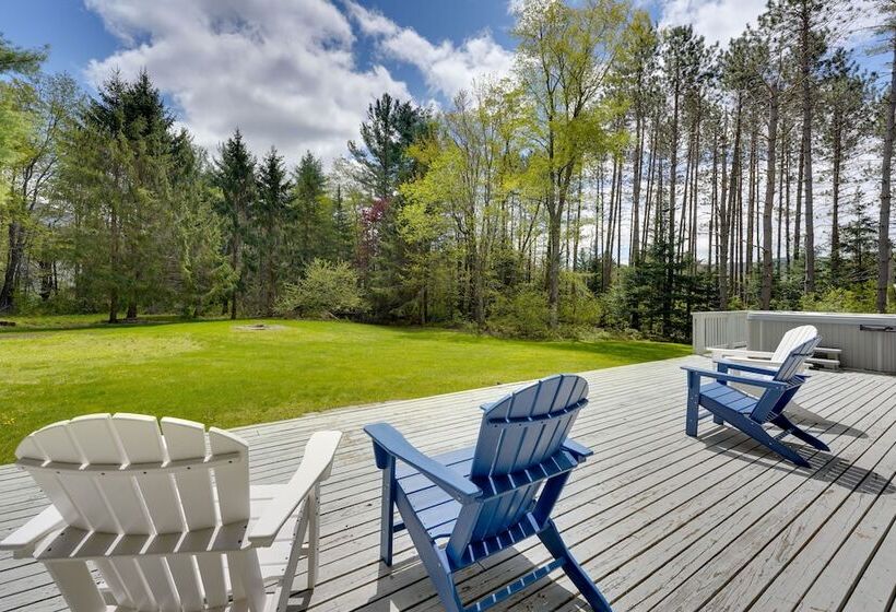 Mendon Home W/ Hot Tub, Fire Pit & Near Skiing!