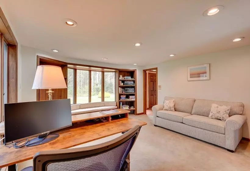 Mendon Home W/ Hot Tub, Fire Pit & Near Skiing!