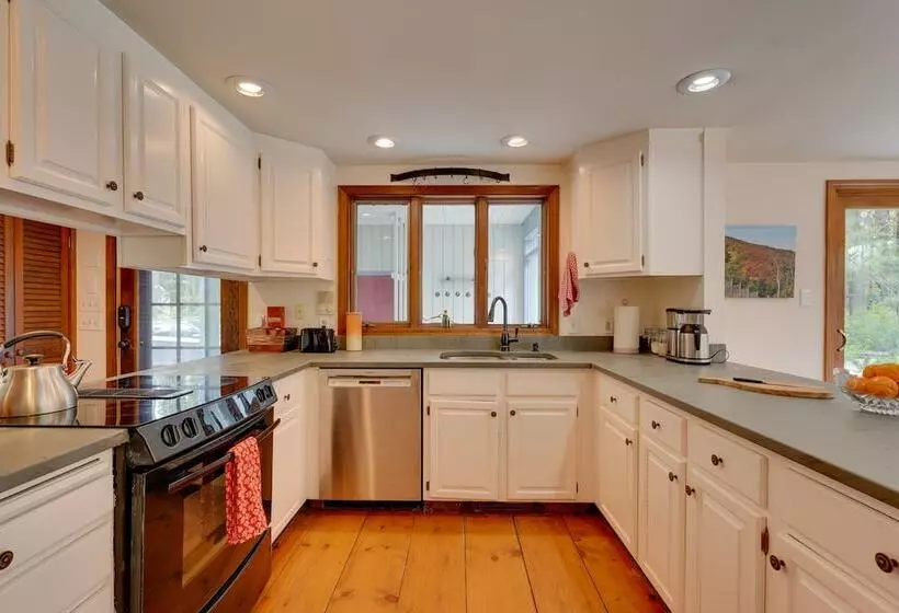 Mendon Home W/ Hot Tub, Fire Pit & Near Skiing!