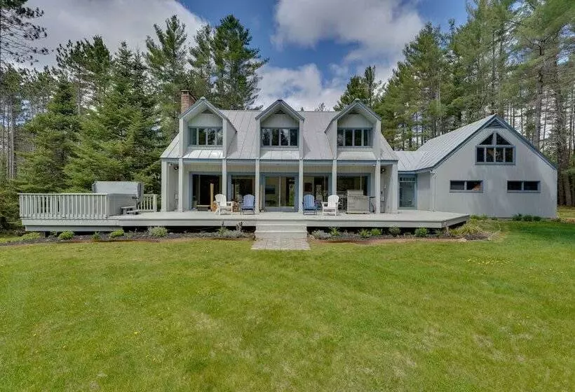 Mendon Home W/ Hot Tub, Fire Pit & Near Skiing!