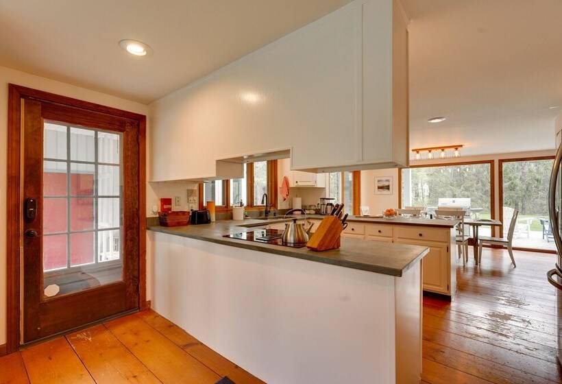 Mendon Home W/ Hot Tub, Fire Pit & Near Skiing!