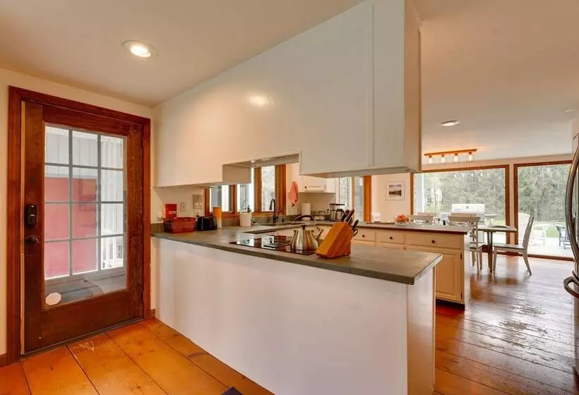 Mendon Home W/ Hot Tub, Fire Pit & Near Skiing!