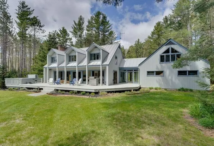 Mendon Home W/ Hot Tub, Fire Pit & Near Skiing!