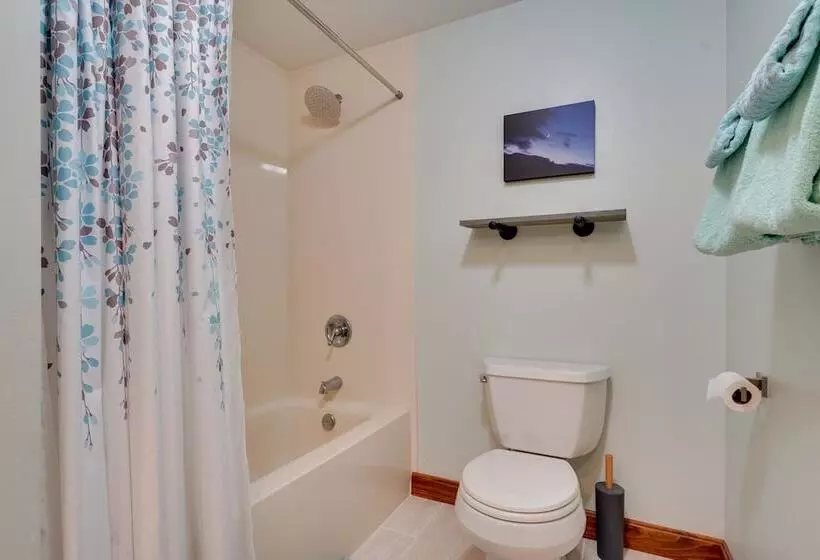 Mendon Home W/ Hot Tub, Fire Pit & Near Skiing!