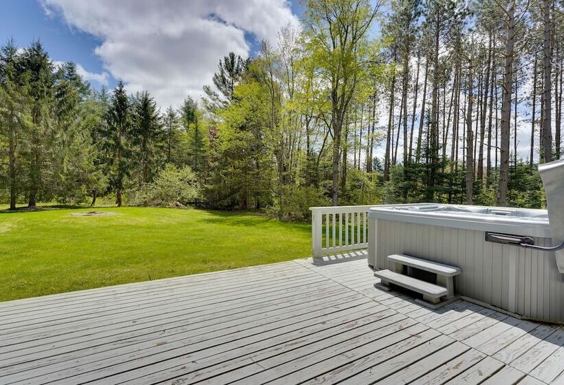 Mendon Home W/ Hot Tub, Fire Pit & Near Skiing!