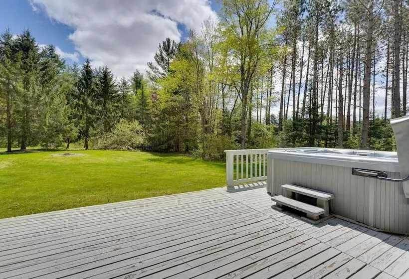 Mendon Home W/ Hot Tub, Fire Pit & Near Skiing!