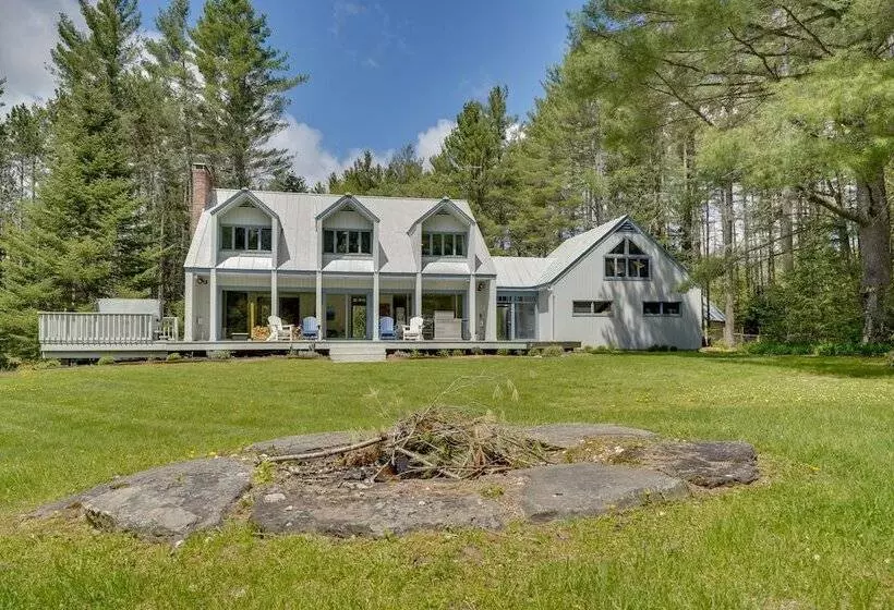 Mendon Home W/ Hot Tub, Fire Pit & Near Skiing!