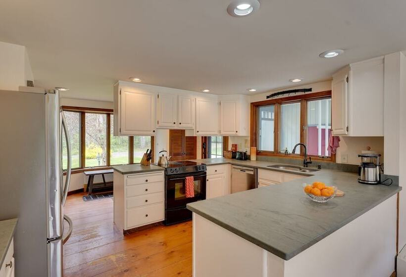 Mendon Home W/ Hot Tub, Fire Pit & Near Skiing!