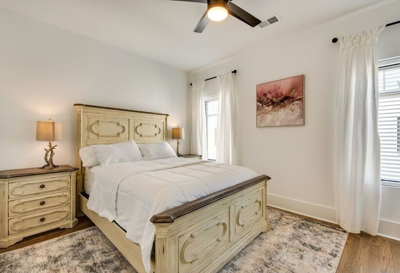 Modern Atlanta Home W/ Balcony: 2 Mi To Downtown!