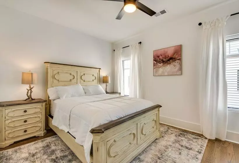 Modern Atlanta Home W/ Balcony: 2 Mi To Downtown!