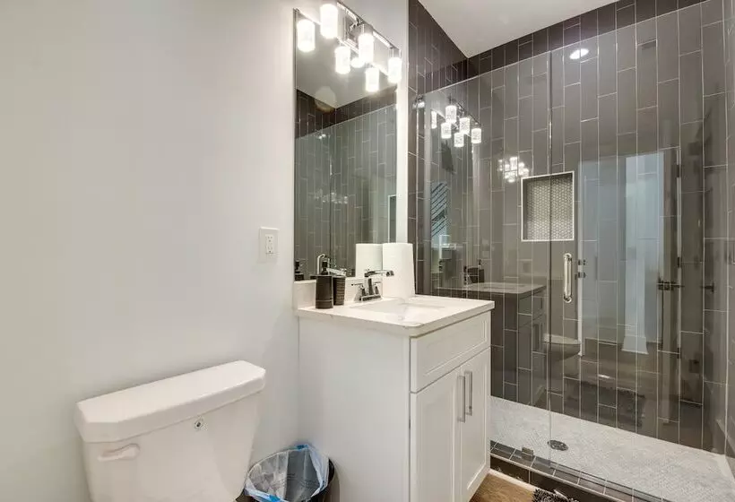 Modern Atlanta Home W/ Balcony: 2 Mi To Downtown!