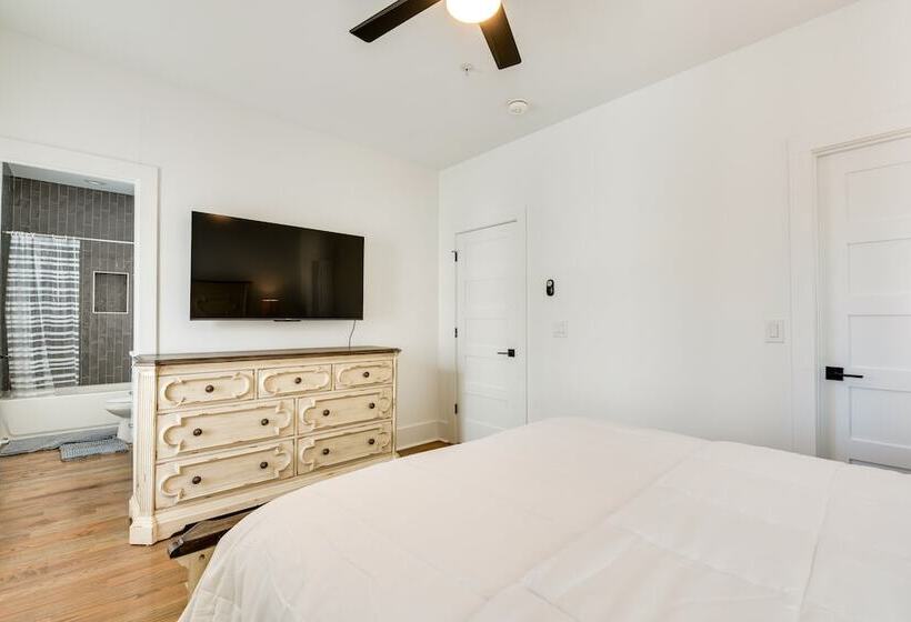 Modern Atlanta Home W/ Balcony: 2 Mi To Downtown!