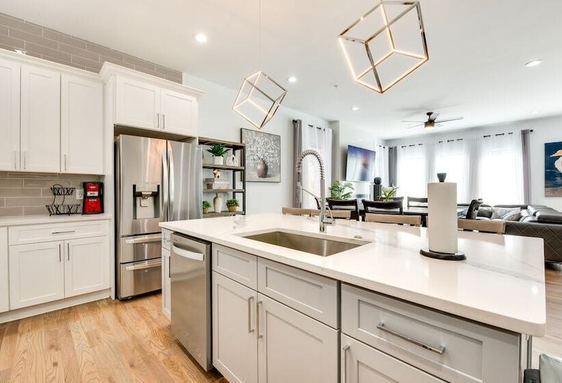 Modern Atlanta Home W/ Balcony: 2 Mi To Downtown!