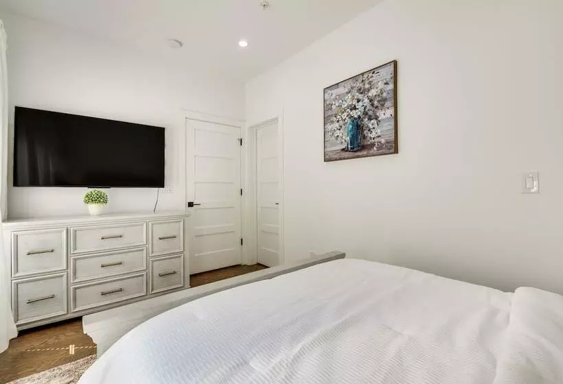 Modern Atlanta Home W/ Balcony: 2 Mi To Downtown!