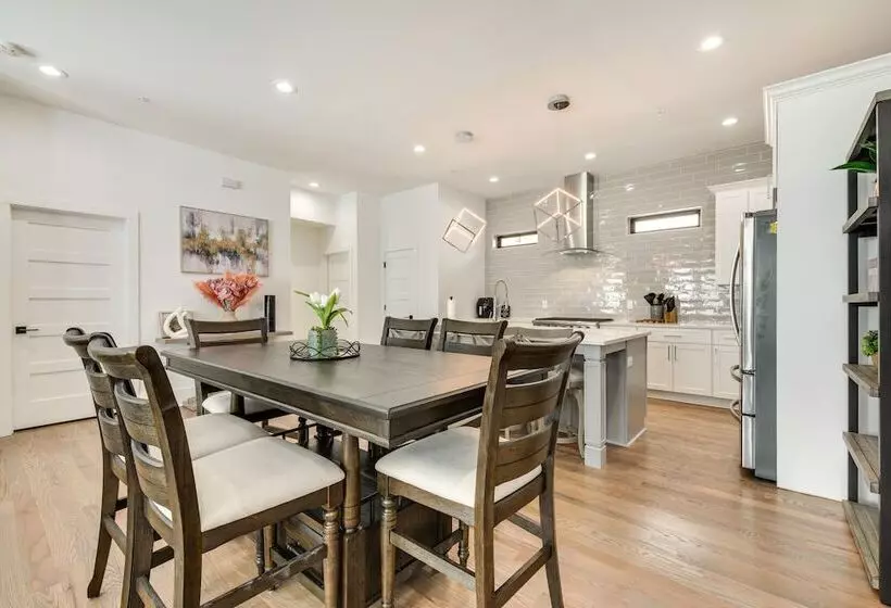 Modern Atlanta Home W/ Balcony: 2 Mi To Downtown!